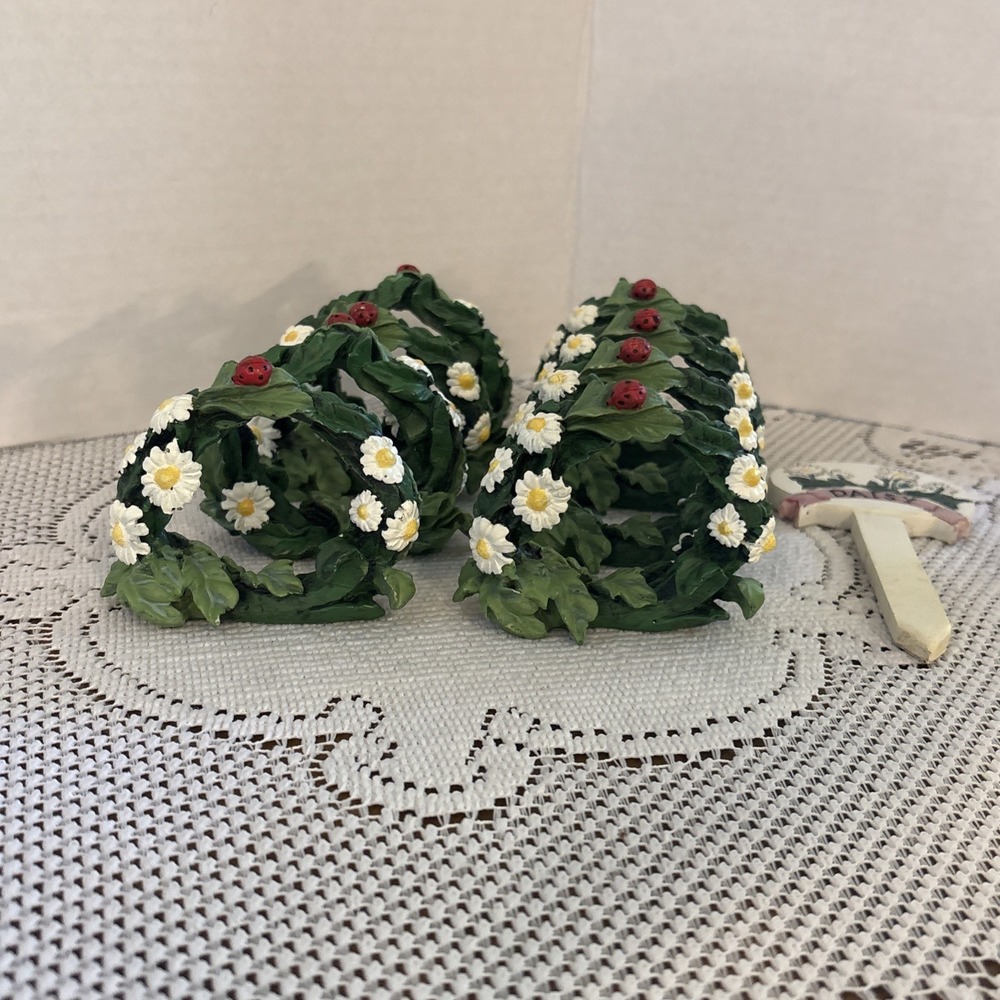 daisy-themed napkin rings red ladybugs. Daisy Stake. Cottagecore. Garden Decor.